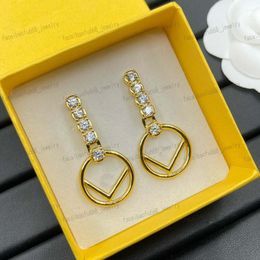 Boucles d'oreilles glamour élégantes pour femmes, 2 couleurs or/argent, lettres classiques avec cristal, mode et personnalité, boucles d'oreilles de créateur, matériau en laiton de haute qualité, cadeau