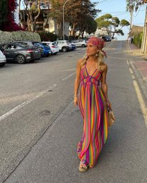 STIJLVOLLE DAME Regenboog Gestreepte Gedrukt Jurk 2024 Zomer Vrouwen Spaghetti Band V-hals Backless Split Strand Lange Maxi Jurken