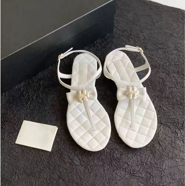 Elegante piel de cordero Camelia flor causal tanga diseñador clásico mujeres de lujo Sandalias planas verano al aire libre piscina playa zapatillas