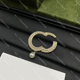 Stijlvolle Letter Designer Broches Parel Gouden Pinnen Vrouwen Jas Trui Sjaal Broches Sieraden