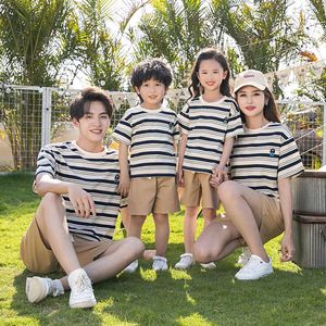 Stijlvolle bijpassende outfits met gestreepte T-shirts met korte mouwen, perfect voor familiefoto's