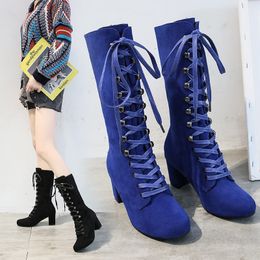Botas de diseñador de media pantorrilla con estilo, punta redonda, antideslizantes, con cordones, zapatos de gamuza, tacones gruesos para mujer con hebilla, 3 colores, botines cortos sólidos