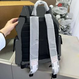 Elegante nueva bolsa de diseñador 2024 personalidad clásica mochila de gran capacidad mochila diariamente comodidad práctica mochila de viajes