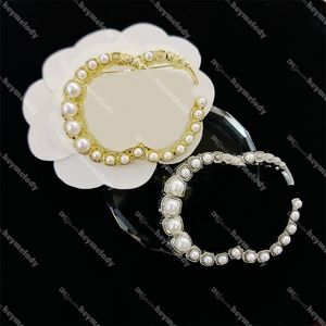 Broches en perles élégantes, grandes lettres, timbres en acier doré, broches pour chemise, costume, manteau, décoration, vente en gros