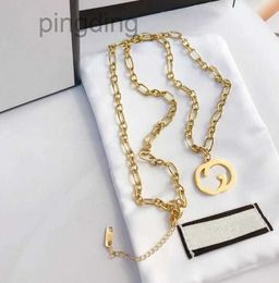 Collier pendentif élégant accessoires exquis bijoux de créateurs classiques conçus pour les femmes art luxe 18k plaque d'or bijoux de base multifonctionnel x008