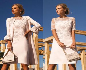 Vestidos de bordado de rosa elegante Mother of the Bride con chaqueta larga de la capa longitud de la rodilla Satin Retrase PROM Party Gowns Weddin3032777