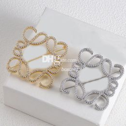 Stijlvolle vierkante kralen broches pins voor Lady Designer brief vergulde pins broches met geschenkdoos