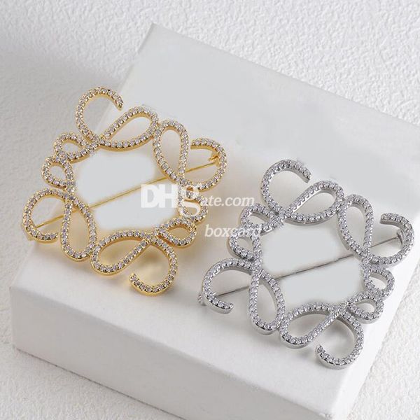 Broches carrées élégantes en perles pour femmes, broches plaquées avec lettres de styliste, avec boîte-cadeau