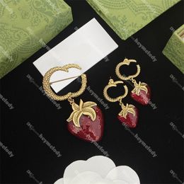 Stijlvolle aardbeienoorbellen broche set dames brief hanger studs gouden hoepel oorring bruiloftsliefhebbers cadeau verloving sieraden set