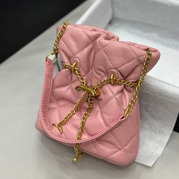 Stijlvolle driekleurige mini dames emmertas Leer gewatteerd embleem Gouden hardware Schattig portemonnee gebundeld Luxe handtas Vintage avondkoppeling Crossbody koffer 18CM