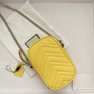 Stijlvolle verticale mobiele telefoontas van rundleer schoudertas met ritssluiting metalen ketting cross-body met zijn eigen kenmerkende G-vorm 598597 collectie banaangeel