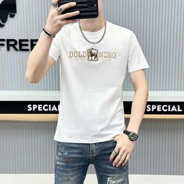 Stylist 2024 Été Nouveaux hommes à manches courtes simples et confortables Jeunes européens Col rond imprimé polyvalent Slim Fit Golden Horse T-shirt