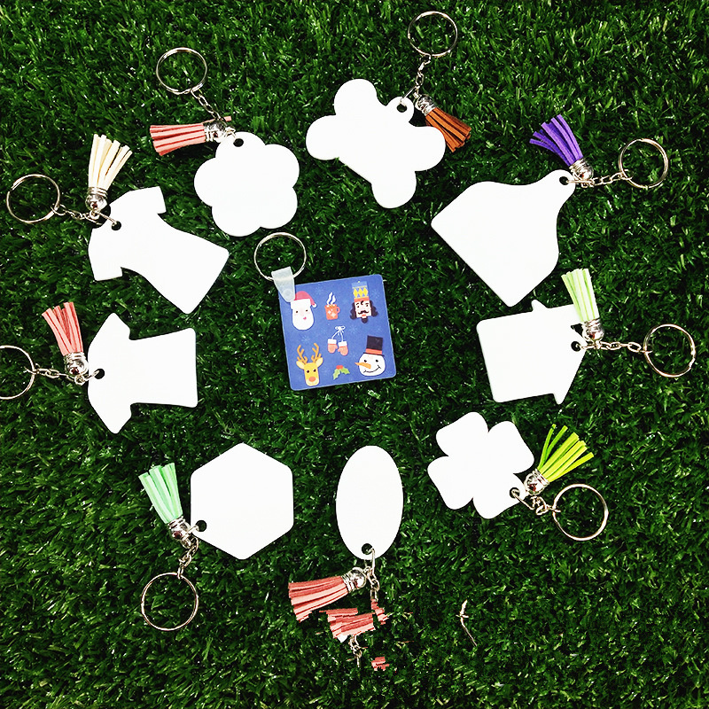 Porte-clés en acrylique de sublimation avec pompon double face pour sublimation DIY Blanc Ornements en plastique blanc Formes différentes Pendentifs de transfert de chaleur A12