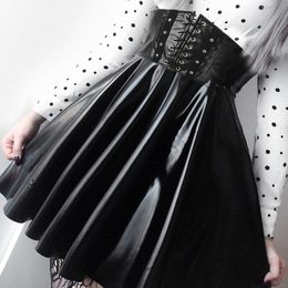 SUCHCUTE Jupes pour femmes Gothique Harajuku Bandage Faux Cuir Mode coréenne Noir Mini Jupes plissées Summer Party Pu Saias 210309