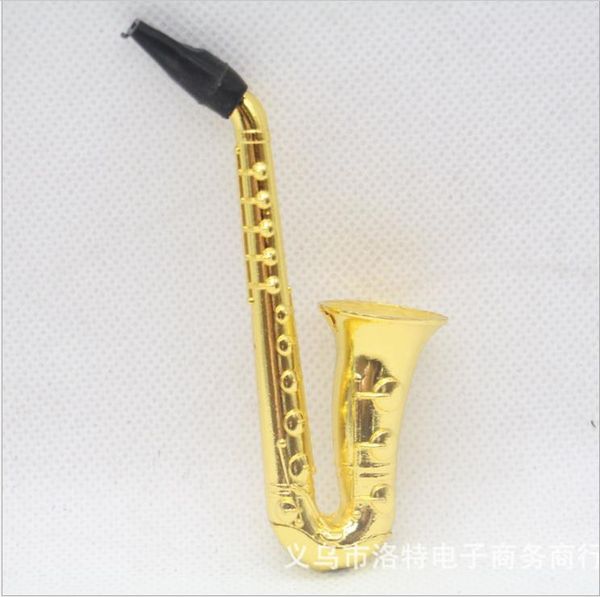 Carte d'aspiration avec un jeu de mailles de tuyau en métal plaqué or porte-cigarette filtre trompette saxophone