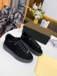 Chaussures de sport unisexes en relief en daim hiver chaud baskets plates floquées en interne noir kaki vert lettre classique luxe hommes baskets pour femmes