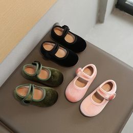 Suede flats voor meisjes lente 2024 Koreaanse school zachte zool mocassin schoenen Japanse vaste kleur eenvoudige kinderen casual 240516