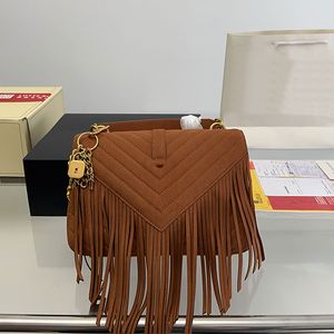 Bolso de hombro con borlas de gamuza Bolsas de mensajero para mujer Bolso de diseñador Accesorios de hardware de metal Monedero con solapa Bolsillo interno con cremallera Bolsa de alta calidad