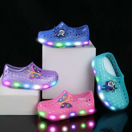 Geschikt voor alle seizoenen vrijetijdsschoenen voor kinderen voor sport PpariesStrandlichte schoenen voor kinderen Lente en zomer kleine en middelgrote kinderen LED-opladen en l