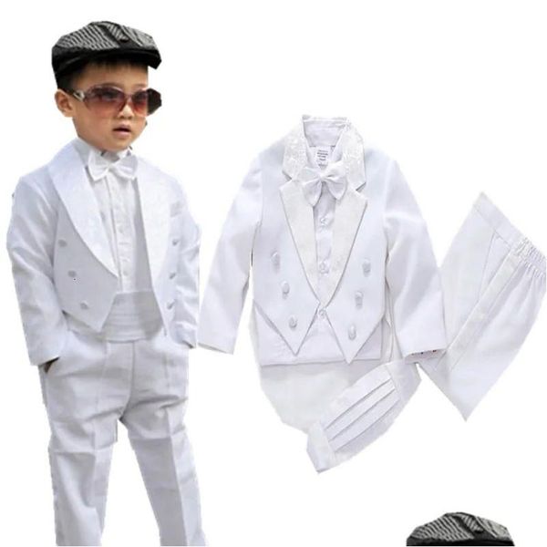 Costumes 2023 Baby Boy Classic Tuxedo BlackWhite Infant Baptême Costume de mariage Enfant Fête formelle Baptême Église Outfit 4pcs Drop D DDHGDI