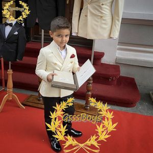 Pakken jongens pakken dubbele borsten jas ivoor bruiloft tuxedo kinderen blazer broek 2 -delige metalen gesp mode kleding 230526