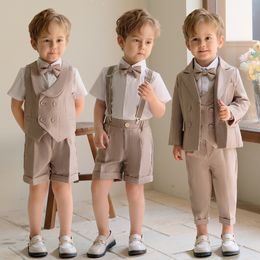 Trajes Conjunto de traje a rayas de color caqui para niños Tirantes para niños Pantalones cortos largos Chaleco Camisa Ropa con pajarita Disfraz de fiesta de cumpleaños de boda para niños 230830