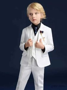 Pakken kinderen witte doop feestjurk jongens luxueuze jasje vest broeken 3 stcs ceremonie foto pak kinderpiano prestatie kostuum