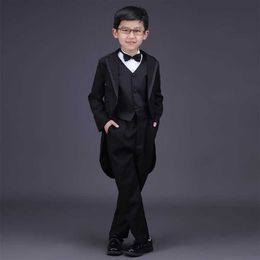 Pakken Engeland Stijl Tuxedo Suits Jongens Kleding Set Kids Formele Bruiloft Blazer Swallow-tailed Jas Kids Party Vlinderdas Kleding 5PCS/SetHKD230704