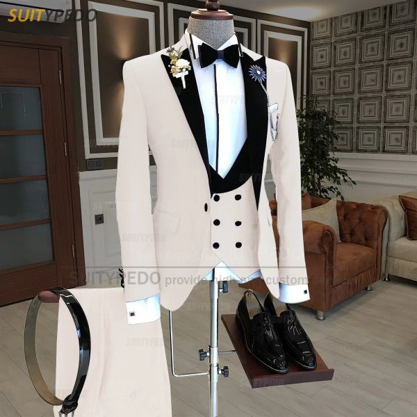 Trajes Lo último en trajes beige para hombre, chaqueta de solapa de terciopelo ajustada, chaleco, pantalones, esmoquin de boda de negocios de lujo hecho a medida de 3 piezas