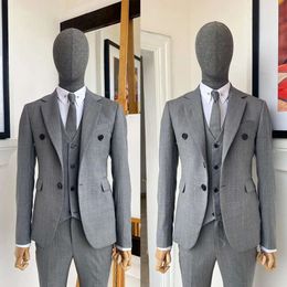 Costumes Tuxedos de mariage gris trois pièces hommes veste de costume slim formel moderne à deux bouts personnalisés poches de revers personnalisées pantalon de gilet époux