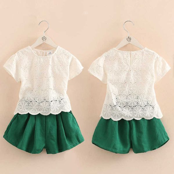 Été 2-6 8 10 12 Ans Enfants Mignons Évider Broderie Fleur Blanc T-Shirt + Short Vert 2 Pcs Filles Survêtement Coton Ensemble 210529