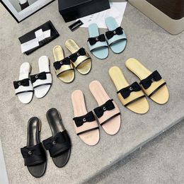 Zomer 2c ketens dames slippers string sandalen ontwerper slip op slipper met camellia bloem bowknot strandschoen dames ronde tenen muilezels klassieke slippers