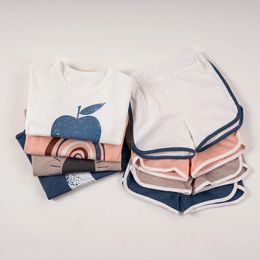 Summer 2pcs Juntos de ropa para niños Corea Moon Impresión Muslin Patchwork Suits Casual Shorts Camiseta para niñas Niños Niños 240418