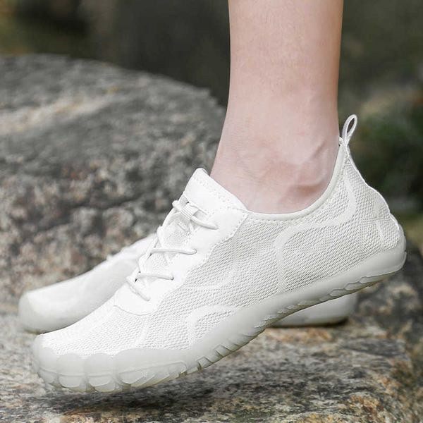 Été Aqua eau baskets hommes femmes respirant maille chaussures de sport de plein air femme pieds nus sandales blanc plage nager chaussure pantoufles Y0714