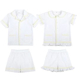 Zomer babykleding witte seersucker 100% katoenen korte mouw kinderen pyjama set broers en zussen bijpassende gegolfde jongensmeisjes pyjama's 240506