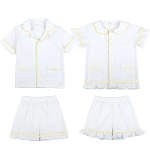 Vêtements de bébé d'été Blanc Seersucker 100% coton à manches courtes à manches courtes pyjamas ensembles de frères et sœurs assortis pour garçons ébouriffés pyjamas 240506