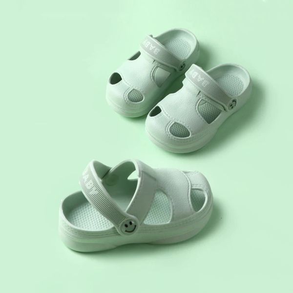 Chaussures de trou de bébé d'été Enfants Nice Non Slip Soft Floor Old Boys Girl Girl Beach Sandales 1 5 ans 240329