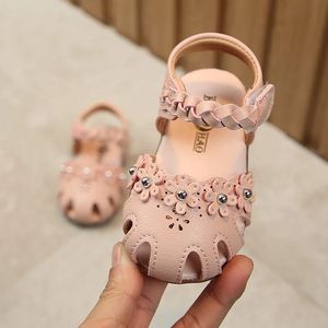 Zomer baby sandalen meisjes zacht bodem zoete kinderen schoenen wit roze kleine kinderen anti kick strand peuter csh1018 240416