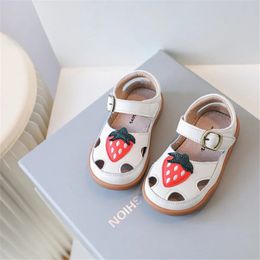 Zomer babyschoenen voor meisjes lederen uitsparingen aardbei peuter sandalen prinses mode kleine meisjes sandalen 240301