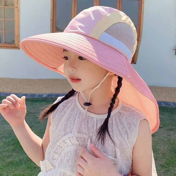 Chapeau de soleil de bébé d'été avec bretelles à rabat de cou