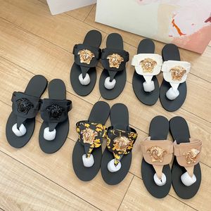 Sandalias de playa de verano Zapato casual Lujo Versa Chanclas Mulas Slide Pool Mujer Slipper 2024 Nuevo Diseñador plano Logotipo de metal Negro Blanco Mocasín Tamaño 35-42 Hombres Sliders Lady