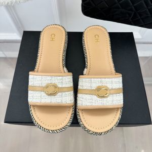 Zomer strandsandalen beroemde sandalen dames Platte pantoffels sandalen lakleer Fancy passend luxe slippers Casual schoenen maat 35-41