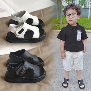 Zomerstrandsandalen voor jongens Koreaanse stijl 2024 Fashion Children Footwear Pu Leather Antislippery Softssoled Kids Shoes 240429