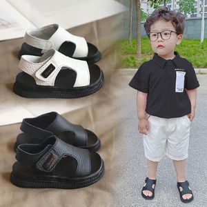 Zomerstrandsandalen voor jongens Koreaanse stijl 2024 Fashion Children Footwear Pu Leather Antislippery Softssoled Kids Shoes 240415