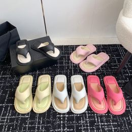 Designer de luxe Tongs Femmes Slide Cuir Confortable Pantoufles Plates Sandales Mode Noir Blanc Rose Jaune Maison En Plein Air Paresseux Casual Chaussures De Plage 35-41 Box
