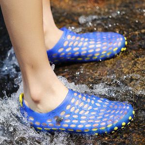 Été plage chaussures d'eau pour hommes femmes sandales transparentes évider décontracté respirant pantoufles appartements chaussures en amont Aqua chaussures Y0714
