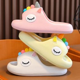 Été Belle dessin animé mignon Colt Slippers Childrens non glissade Sandales Sandales Sandales Boys Filles Home Tlides For Kids Chaussures 240509