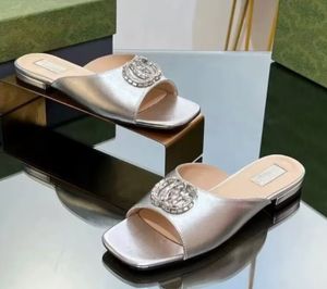 Marca de verano Mujeres Slide Flats Sandalias con cristales Zapatos Hardware brillante Zapatillas de playa Charol Desnudo Negro Verde Señora Caminando