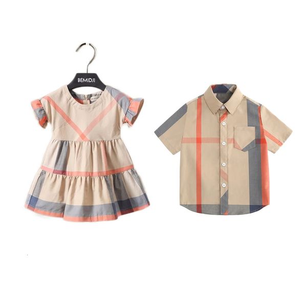 Frère d'été et sœur assorties vêtements garçon fille fille coréenes filles à manches courtes robes de mode chemises enfants 240318