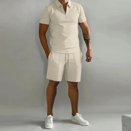 Conjunto de polo y pantalones cortos de manga corta con cremallera de dos piezas para hombre informal de verano Conjunto de dos piezas de color sólido Hawaii para hombre 240311